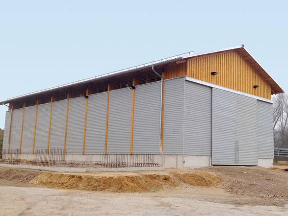 LAGERHALLE MIT HOLZFASSADE